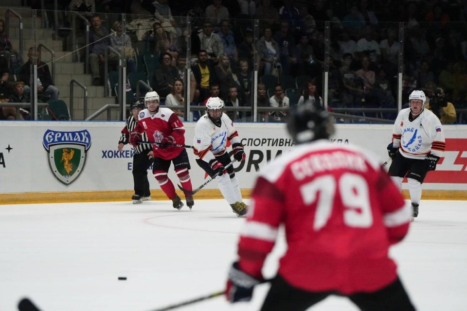    В Ангарске звезды хоккея и команда губернатора Игоря Кобзева сыграли вничью. Пресс-служба правительства Иркутской области