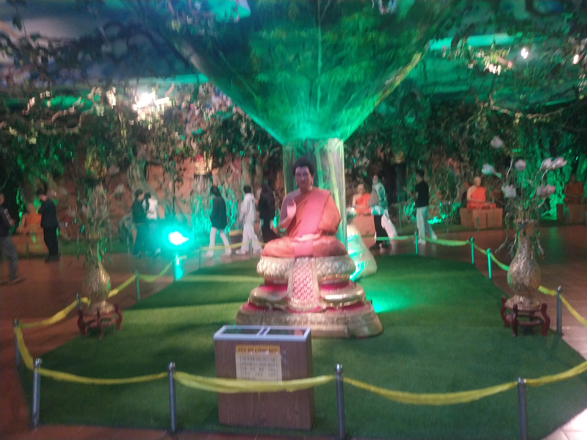 Рай в подземелье Бутылочного храма в Далате