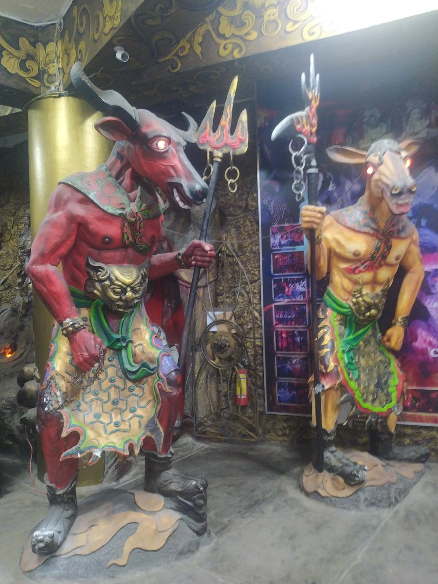 Ад в подземелье Бутылочного храма в Далате