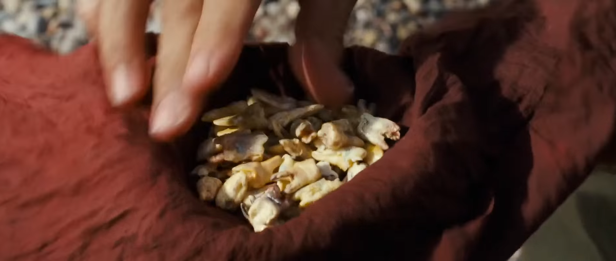 Скриншот из фильма «Облачный атлас». Зубы жертв каннибалов