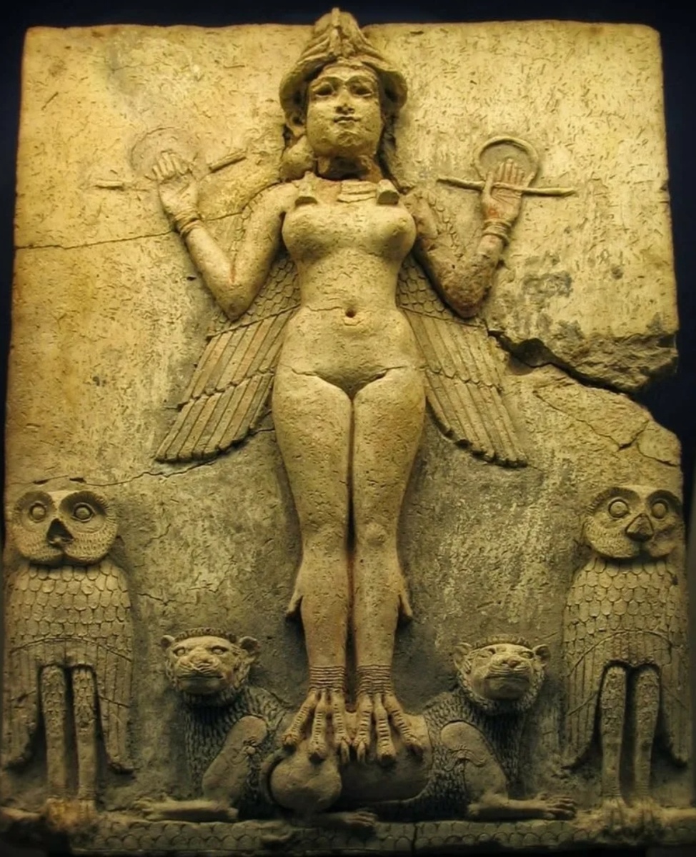 Иштар, стоящая на льве.Терракотовая палетка старовавилонского периода. Пергамский музей