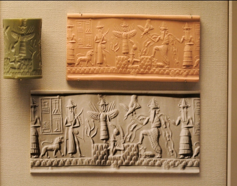 Оттиск печати писца Адды, изображающий месопотамских богов. Иштар — вторая слева (вооружённая и крылатая). Аккадский период, ок. 2300 года до н. э., Британский музей