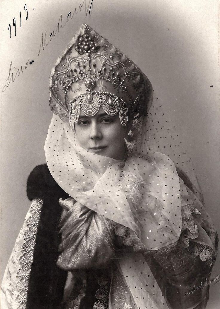 Капитолина Николаевна Макарова, рожд. Якимовская, в костюме боярыни времен царя Алексея Михайловича.