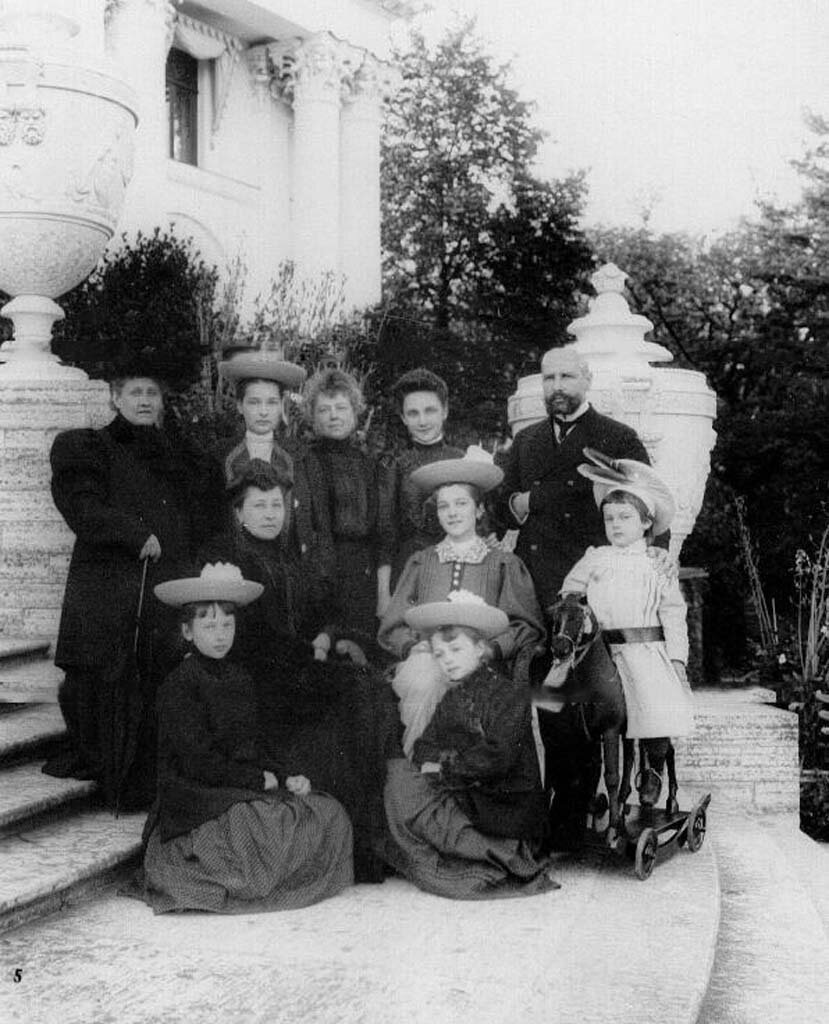 Фотография взята в открытом доступе интернета : Председатель Совета министров П.А.Столыпин с семьей на террасе Елагина дворца