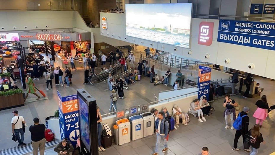    Обстановка в петербургском аэропорту Пулково во время ограничений на приём и отправку самолётов из-за атак БПЛА, август 2025 года. Автор фото: t.me/pulkovo_led