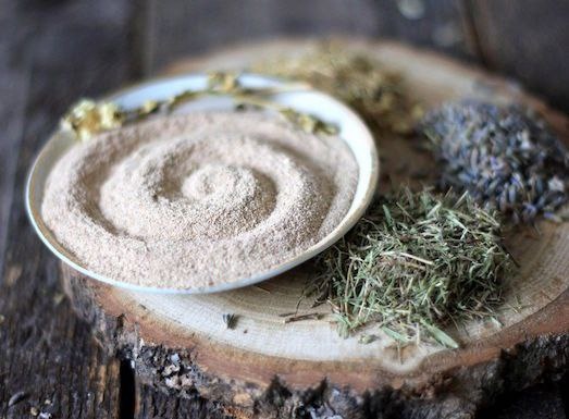 Убтан – натуральный продукт, используется для очищения кожи лица, тела и даже волос. 💆

Это средство настолько уникалено, что оно подходит практически под любой тип кожи.

🌿Убтан - это смесь натуральных ингредиентов, мука нута, овсянки, риса, травы, специи и даже глина. 

✅Убтан обладает множеством полезных свойств и широко применяется в косметологии.

Полезные свойства убтана:

-Очищение: 
Убтан глубоко очищает кожу, удаляя загрязнения, излишки кожного сала и омертвевшие клетки эпидермиса.

-Отшелушивание: 
Благодаря натуральным абразивным частицам, мягко отшелушивает кожу, делая ее гладкой и мягкой.

-Увлажнение: 
Многие ингредиенты убтана содержат масла и витамины, которые увлажняют и питают кожу, предотвращая сухость и шелушение.

-Антивозрастной эффект: Помогает уменьшить признаки старения, справляется с морщинами и пигментными пятнами.

-Против акне: 
Обладает антибактериальным действием, что делает их эффективными против угревой сыпи и воспалений.

-Детоксикация: 
Натуральные травяные экстракты помогают вывести токсины из кожи, улучшая ее общее состояние.

-Антицеллюлитный эффект: Уменьшает проявление целлюлита благодаря улучшению микроциркуляции крови и лимфодренажу.

-Стимуляция роста волос: Стимулирует рост волос, укрепляет корни придает блеск локонам.