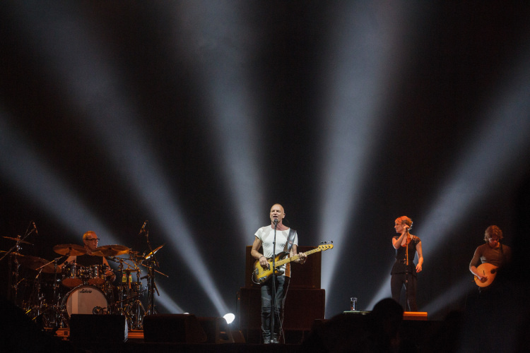    В 2013 году вместо симфонического оркестра на сцену 10-тысячного Ледового дворца вышла группа Стинга, а сам он зажигал с двумя бас-гитарами, исполняя культовые хиты.   
Фото: «БИЗНЕС Online»