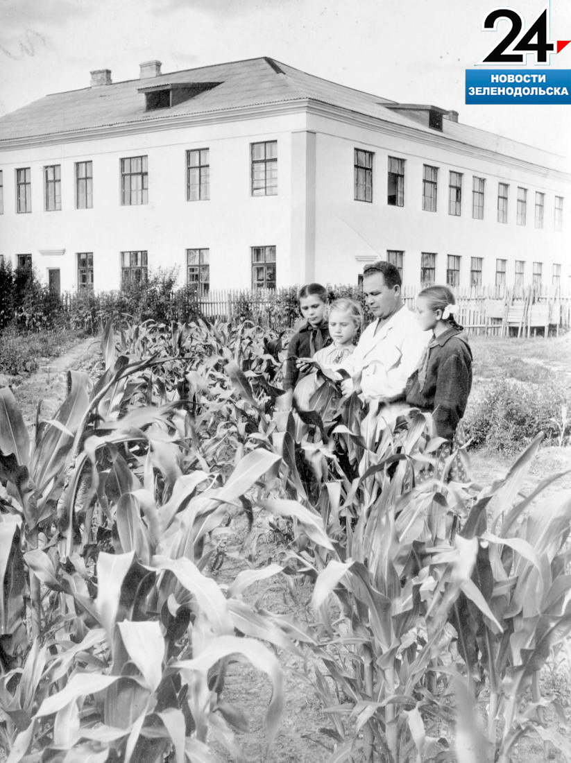 Директор школы № 10 Пётр Терентьев с учениками-юннатами на пришкольном участке