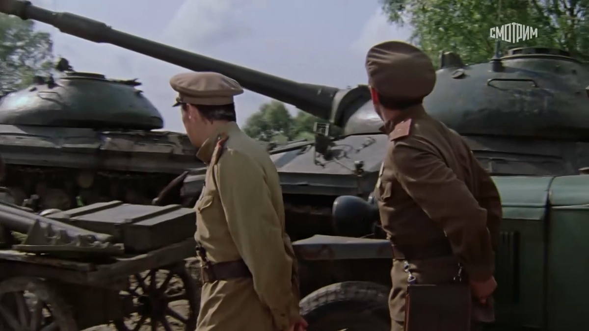 Вот зря Паннратов-Чёрный про танки сказал! Зря, потому что это делает акцент на танк в кадре...