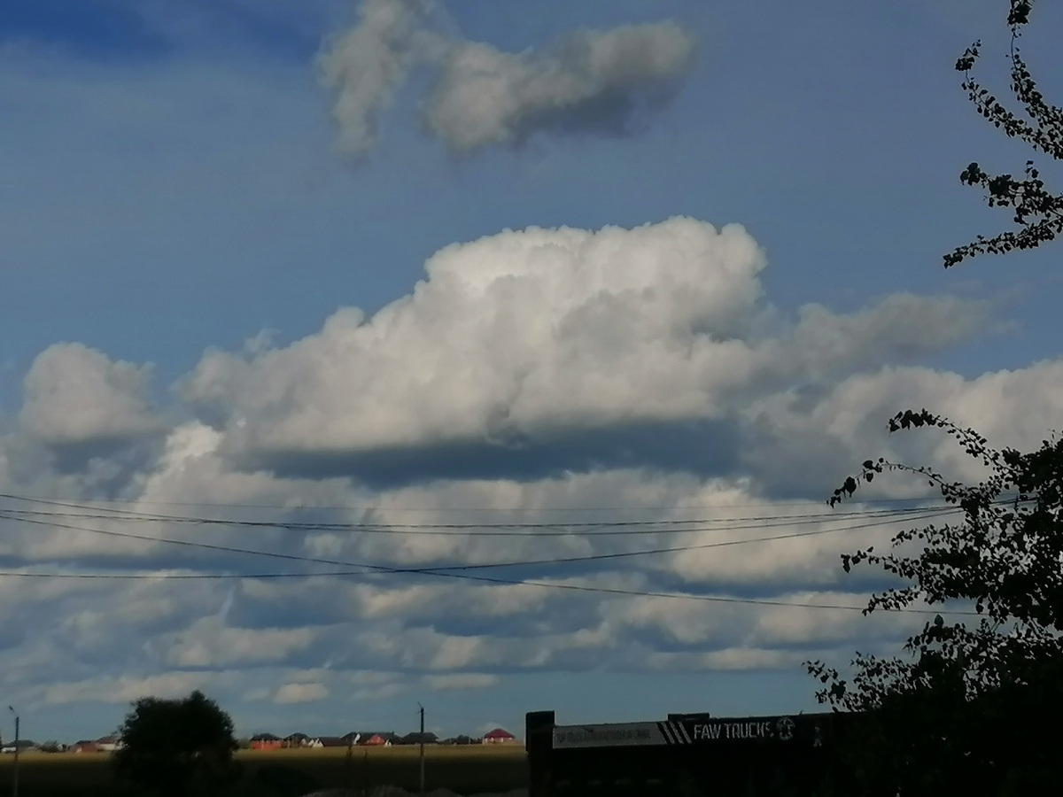 Небо уже осеннее с тяжёлым облаками