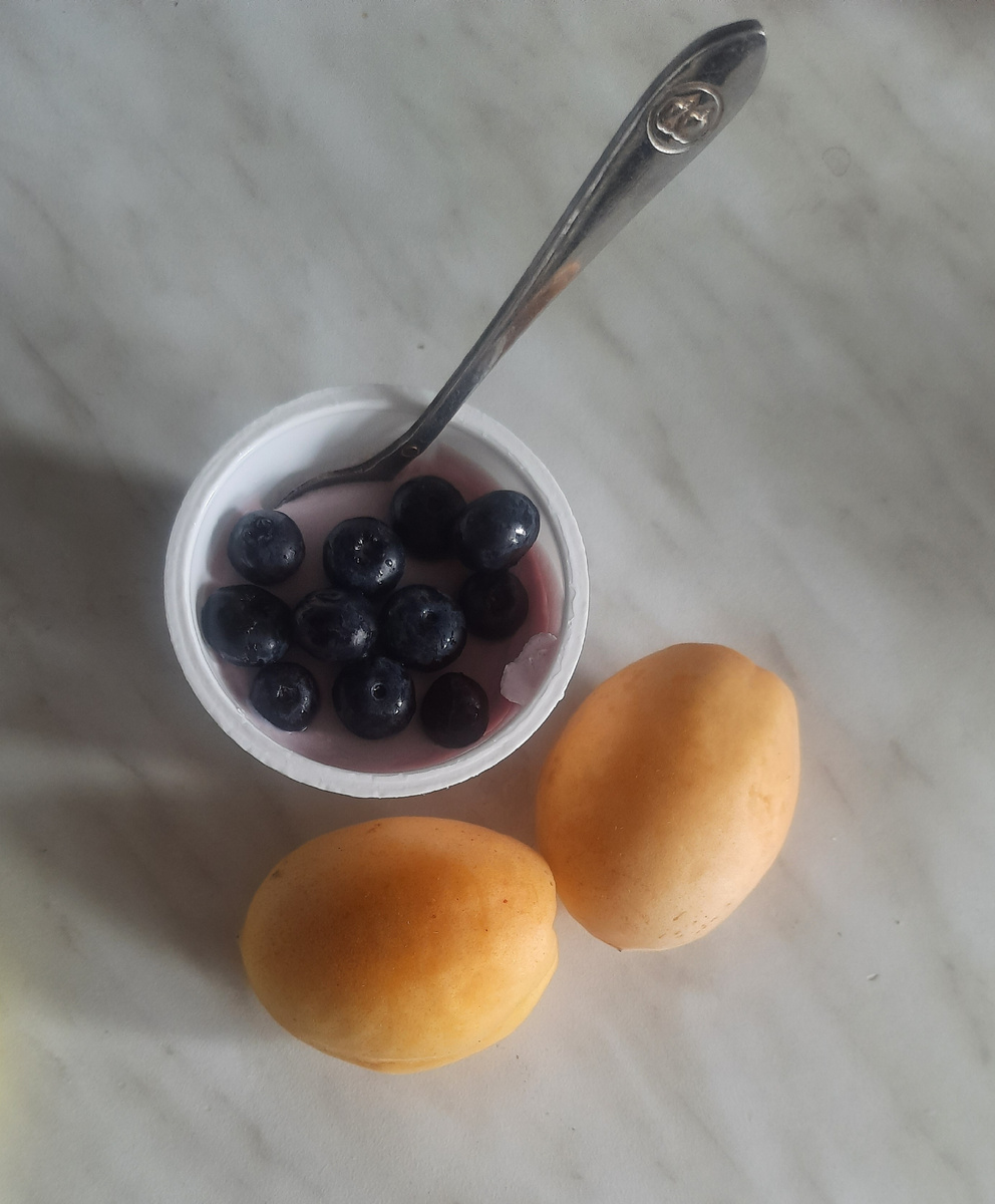 Творожок и фрукты