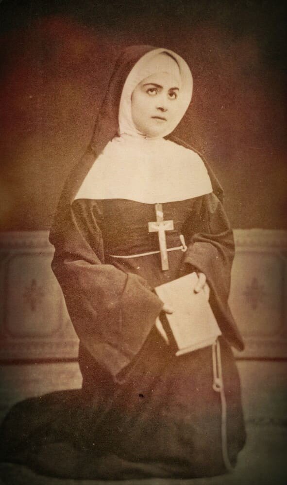 Профессия считалась «низкой», а Азнив было всего шестнадцать лет. Много позже, уже будучи признанной, всеми уважаемой артисткой, она будет с горечью вспоминать насмешки, которым ей приходилось подвергаться в юности. И со сдержанной гордостью подчеркнет – чтобы выдержать это, нужна была недюжинная сила воли. Но с этим качеством у Азнив был полный порядок.