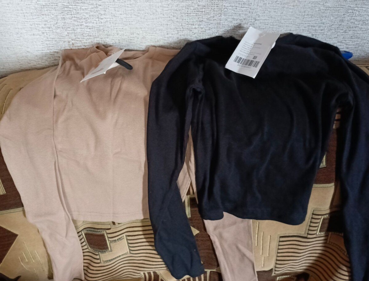 Продавец положил ещё резиночку в подарок .Прикрепил их к этикетке .Приятно. 