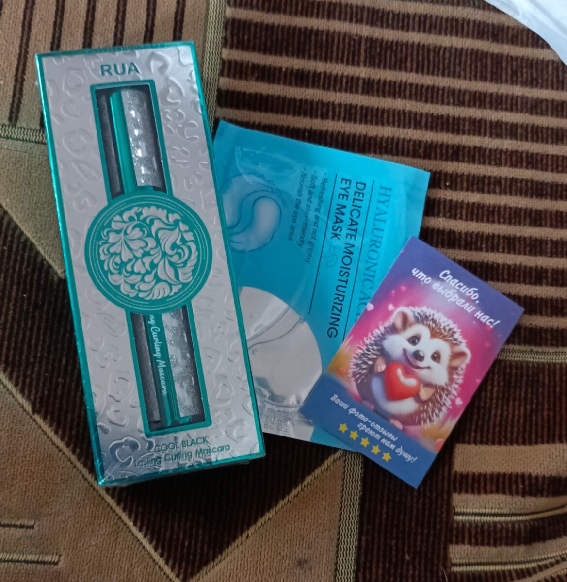 Продавец положил открытку и патчи в подарок 