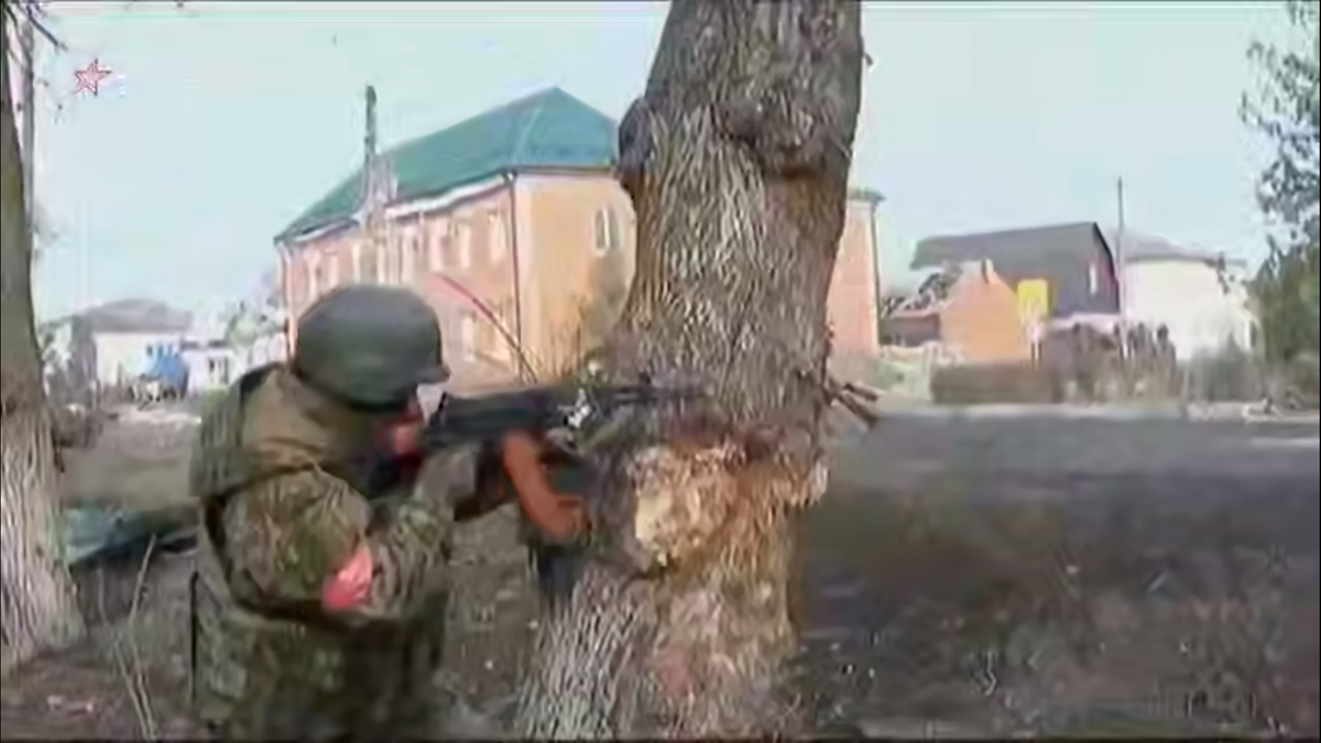 Воины из Северной Кореи ведут бой на улице Ленина в Судже.