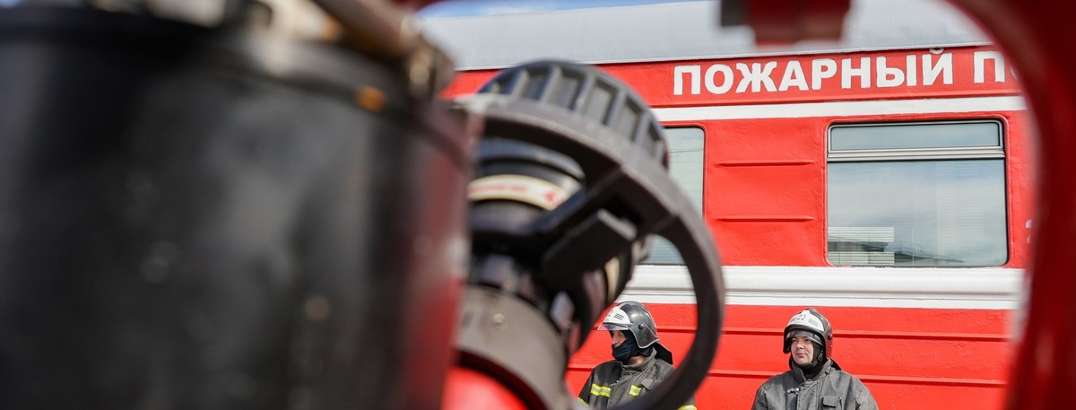    Сотрудники МЧС рядом с пожарным поездом, фото для иллюстрации. Автор фото: Кирилл Кухмарь / ТАСС