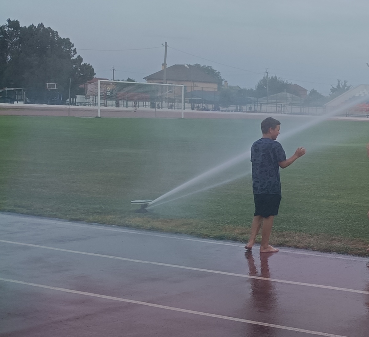 Дети носятся под струями!