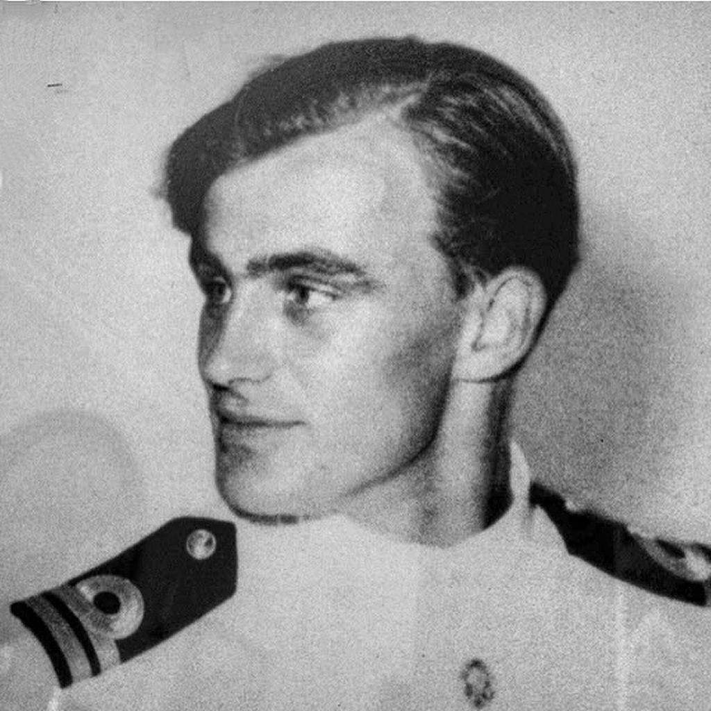 отец Кристин Скотт Томас - лейтенант - коммандер Саймон Скотт Томмас, пилот 893-й эскадрильи Королевского военно-морского флота. Архивное фото из аккаунта Кристин Скотт Томас в социальных сетях