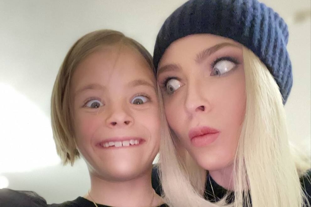     «Папа прислал мое детское фото, копия Алисы!»: Алена Шишкова показала, как выглядела в детстве