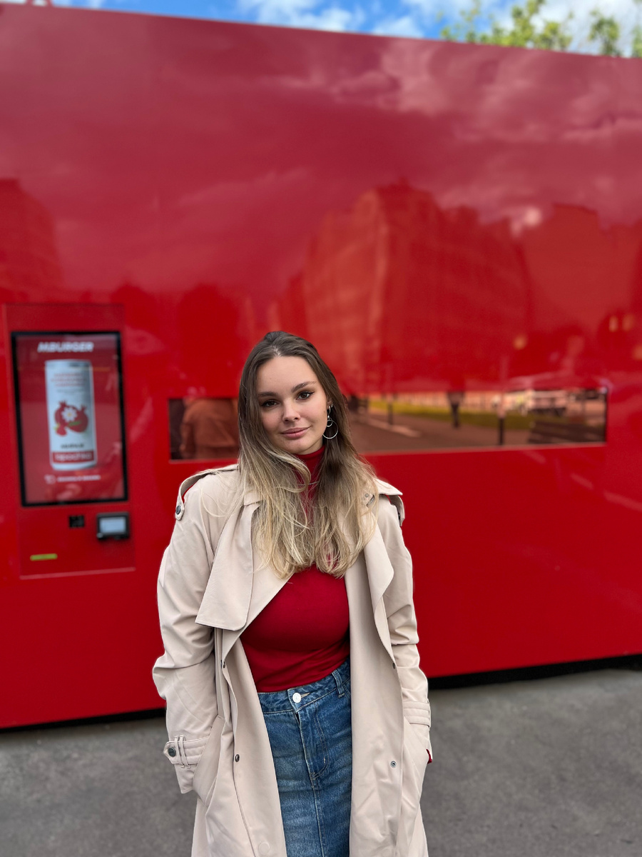 Вот такой вагончик позади меня – новая бургерная без контакта с людьми 