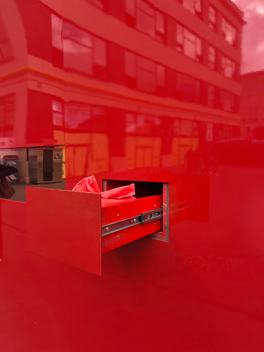 Ящик сам открывается, когда заказ готов 