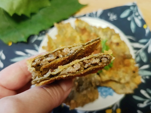 Оригинальные чебуреки с мясом: вместо теста - виноградные листья