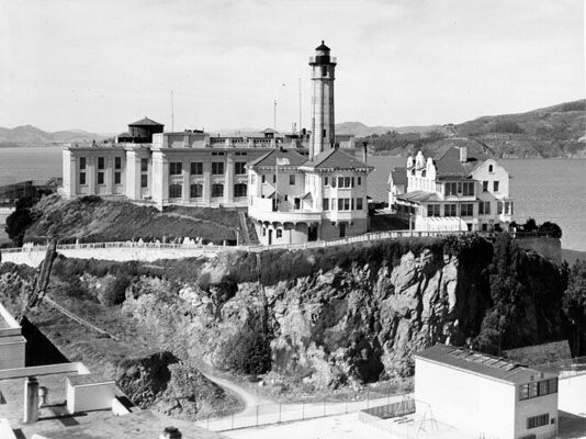 Старинный маяк Алькатраса