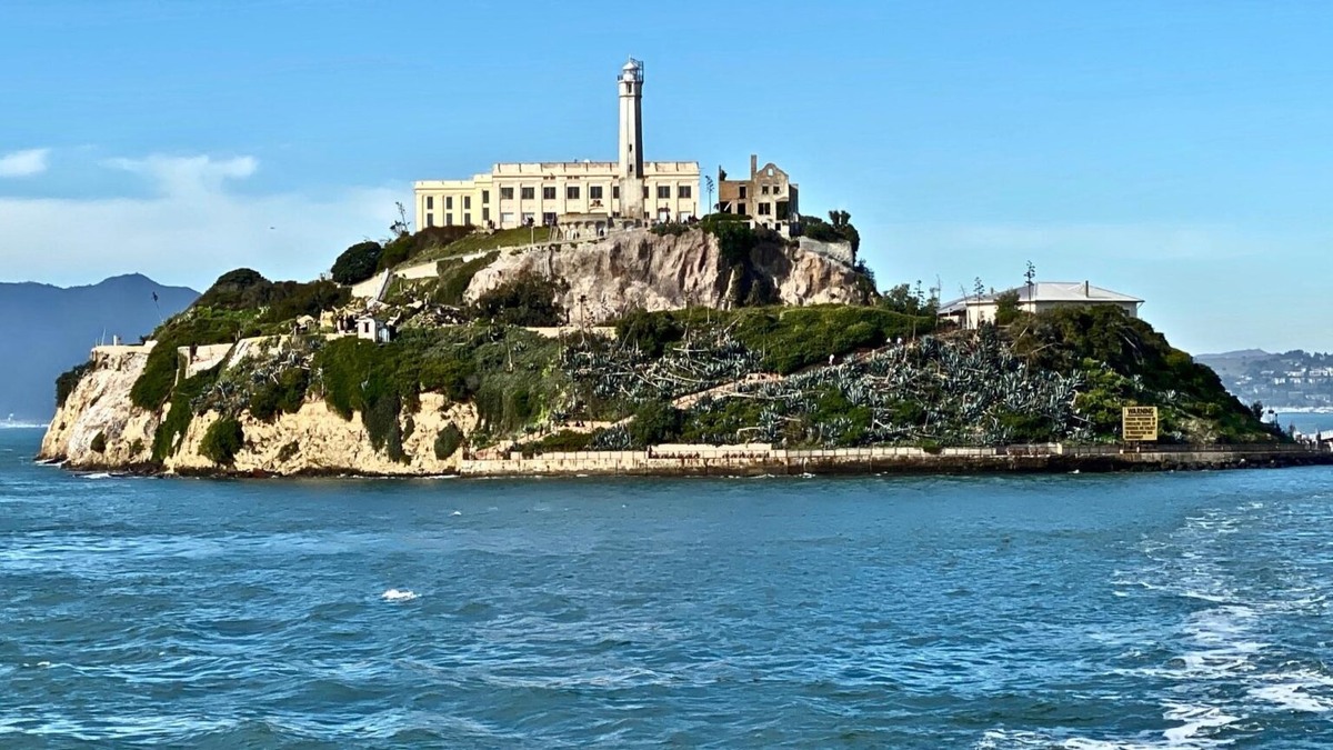  Вид на главный тюремный корпус Алькатраса