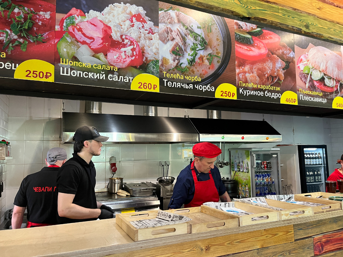Кухня и стойка выдачи заказов Чевапи гриль
