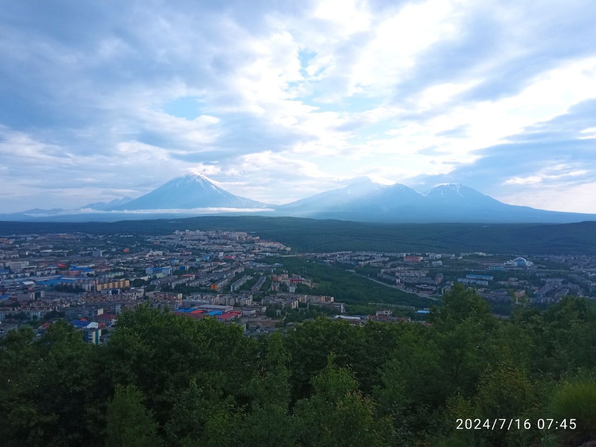 Вид на вулканы с сопки Мишенная (буквально возле сьемной квартиры)