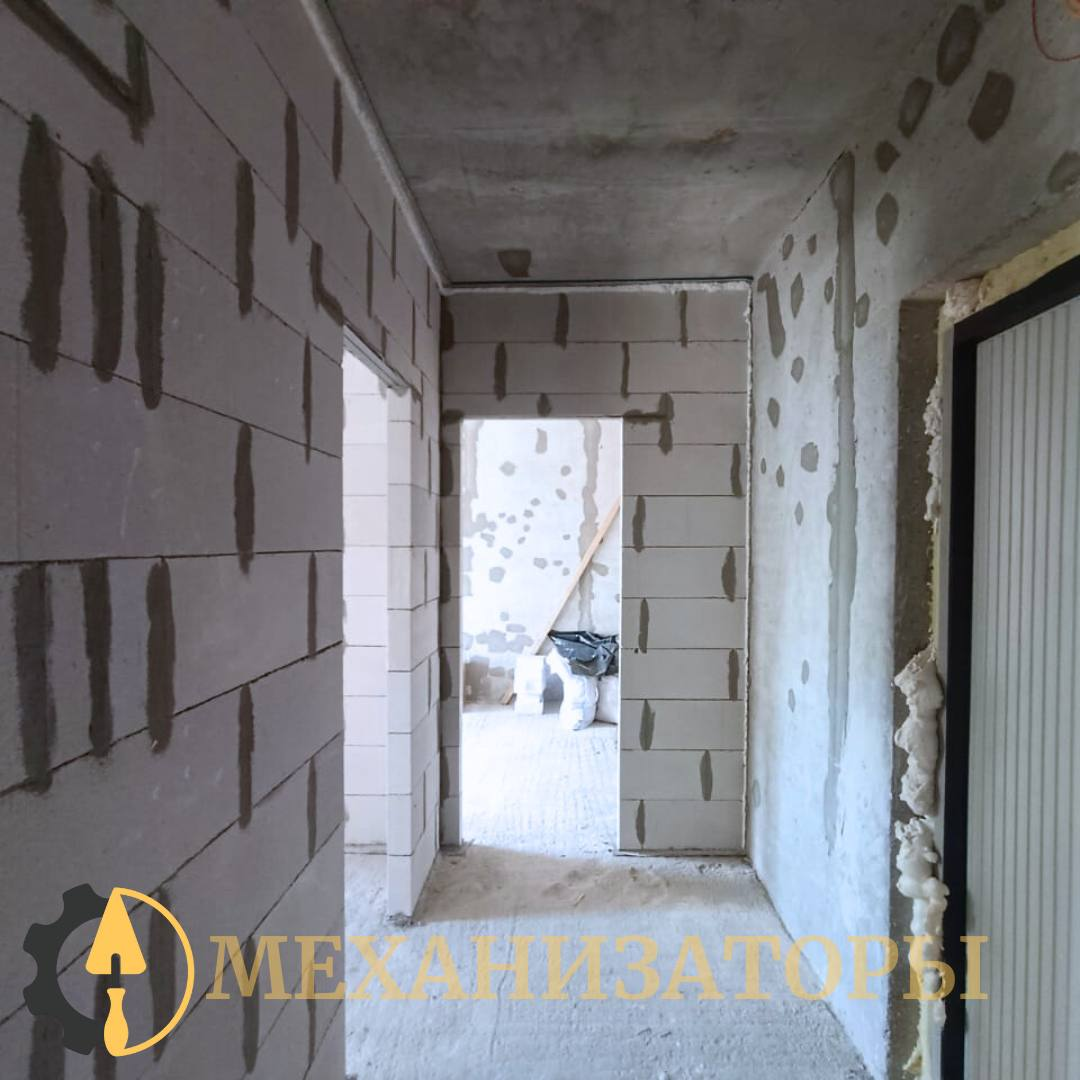 На фото: перегородки из газобетона. Между стенами и перегородками предусмотрен демпферный шов