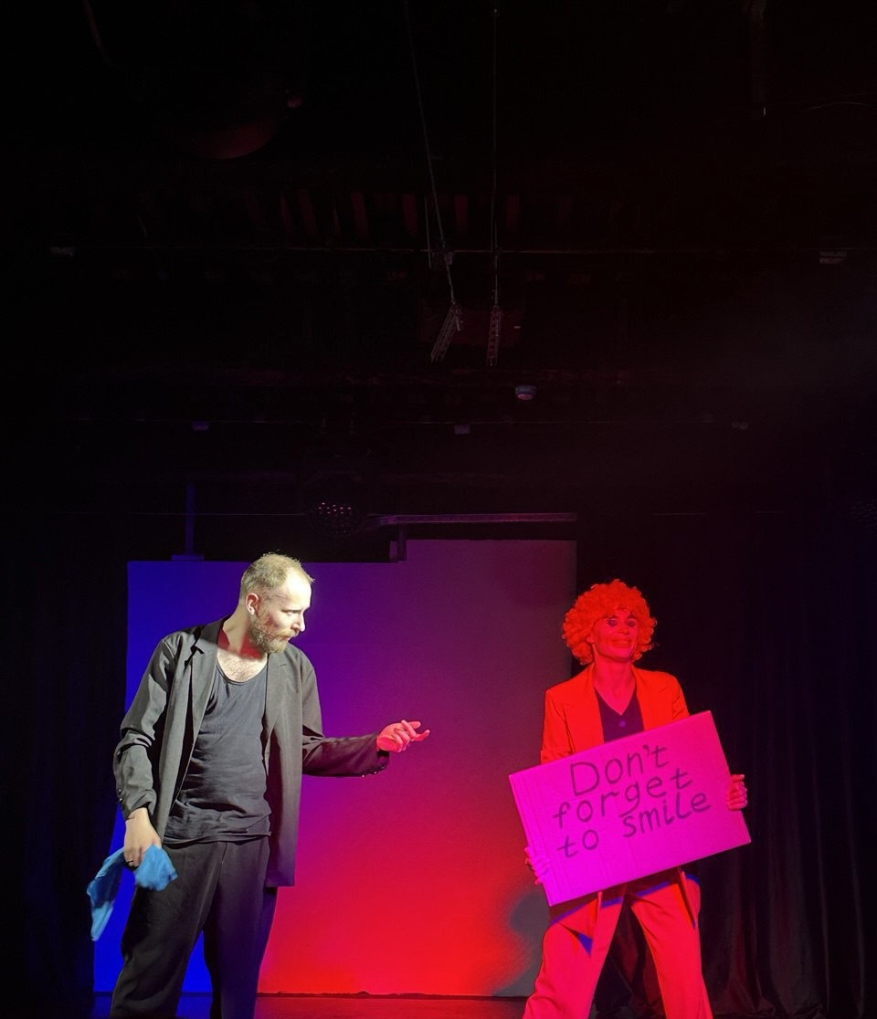 Писатель (Константин Мерзликин) и женщина-клоунесса (Елена Рязанова). Спектакль «Как Тарантино Пашке завидовал». Театр «Циники». Фото автора.