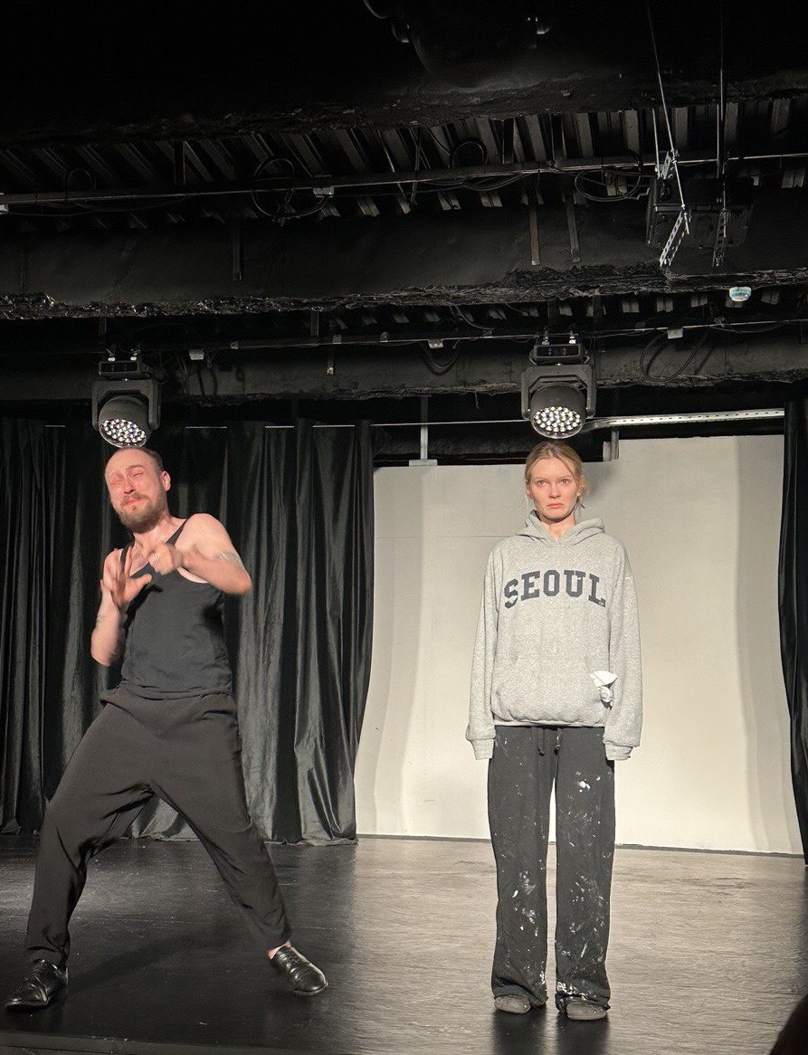 Сцена из спектакля «Как Тарантино Пашке завидовал». Театр «Циники». Фото автора.