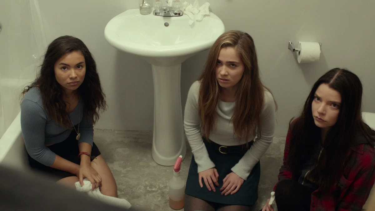 Три пленницы маньяка по классике подобных фильмов в конце выживит только одна,угадайте кто?