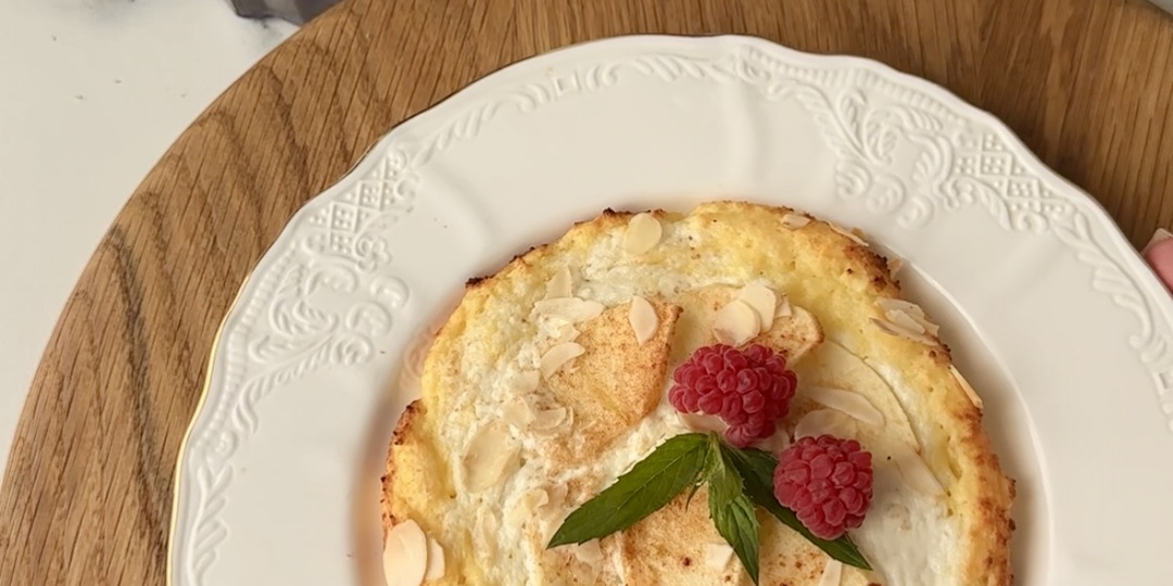 Вкусная выпечка с яблоками и творогом на завтрак