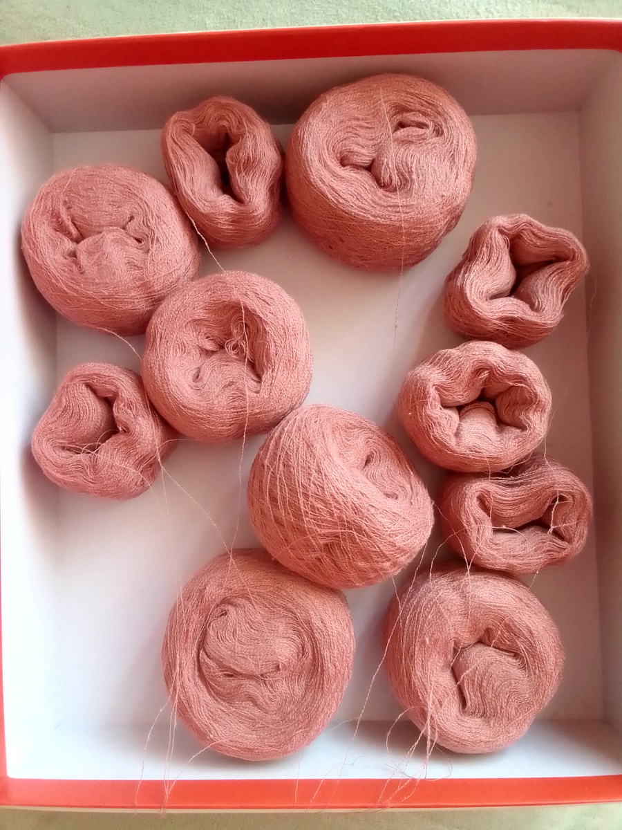 Можно рассмотреть "узелочки" на этой паутине.