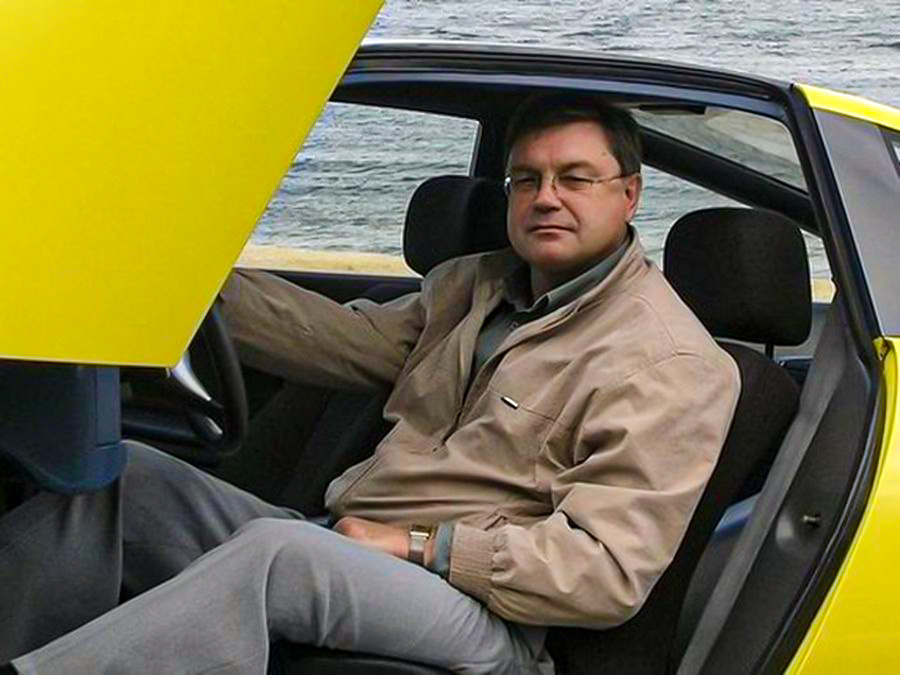 На фото — создатель уникального спорткара ISV Иванцов Сергей Владимирович за рулём своей машины.Проект, над которым он работал 20 лет, стал для него делом жизни и символом упорства.