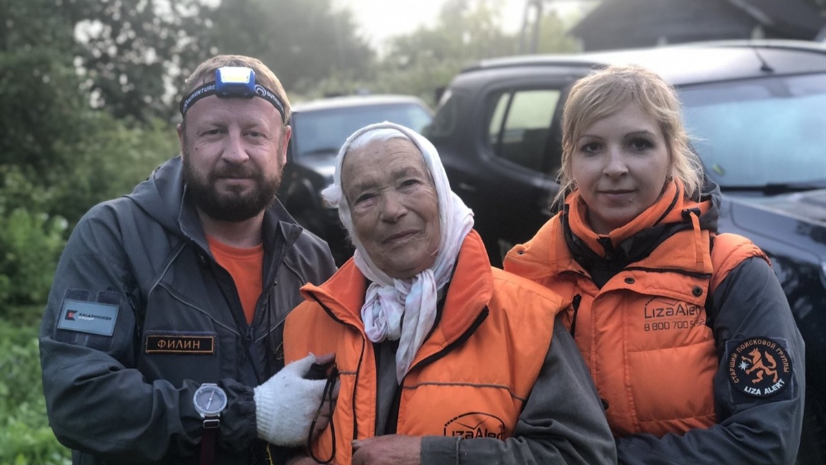 Волонтеры добровольческого отряда "ЛизаАлерт" со спасенной женщиной. Фото из архива "ЛизаАлерт" 