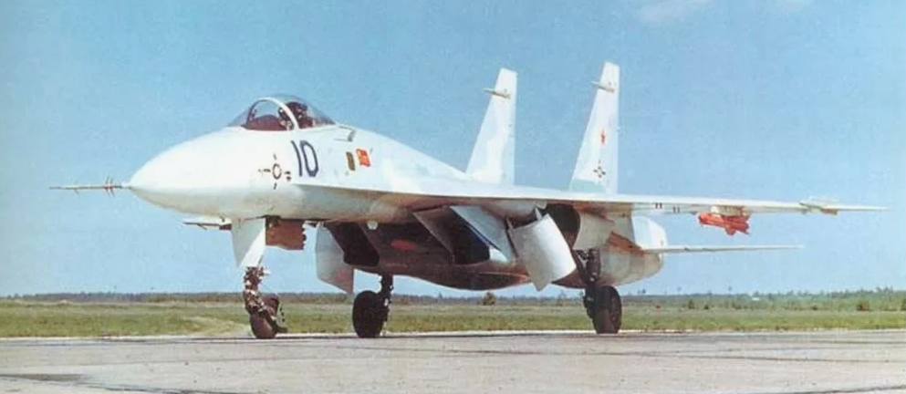 Прототип мощной "сушки" был далеко не так красив внешне, но его ТТХ тоже впечатляли. Скорость до 2,3 Мах, дальность 3530 км, максимальная полезная нагрузка 7000 кг, десять внешних пилонов для оружия. Фото ОКБ "Сухой".