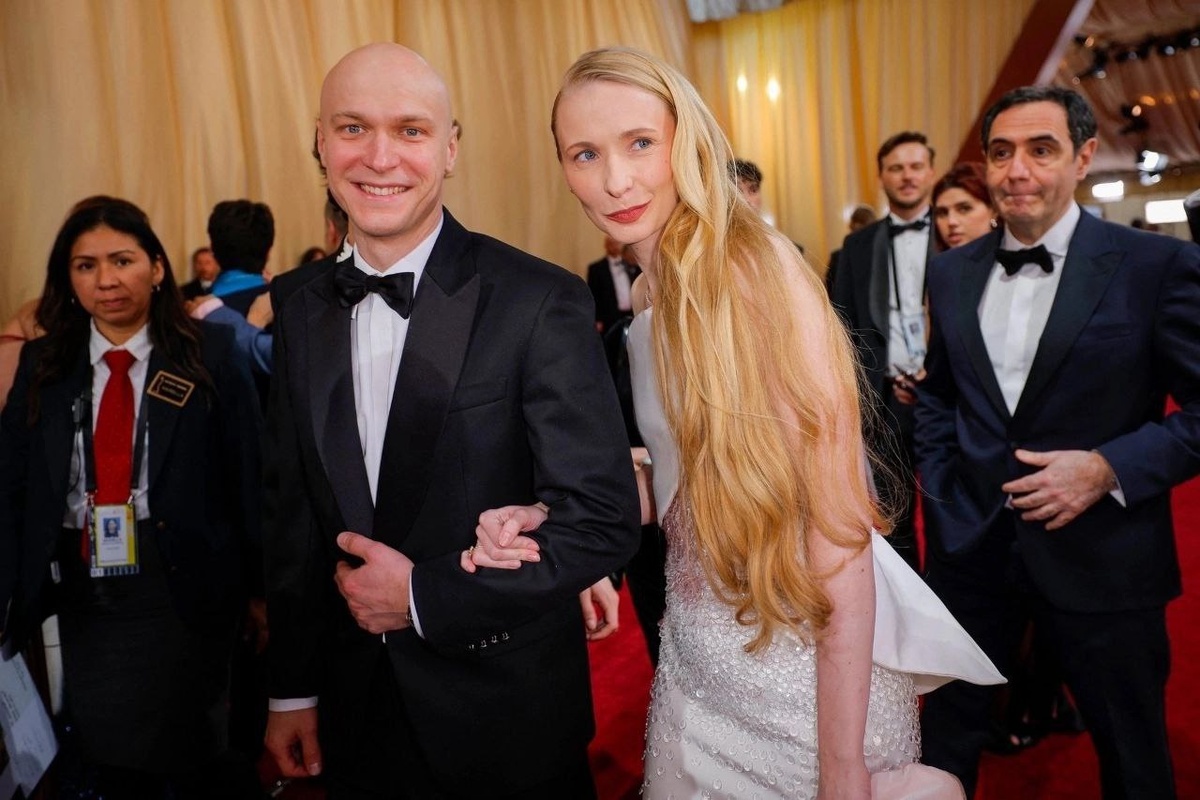 Актёр избегает яркой логомании и выбирает гардероб в духе «тихой силы»: простые линии, естественные цвета, близкие к палитре земли. @yuraborisov_fan