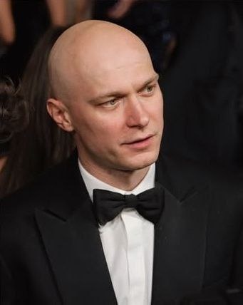 Юрий Борисов часто выбирает минималистичный подход в образах, где акцент делается на фактуру тканей, а не на кричащие детали. @yuraborisov_fan