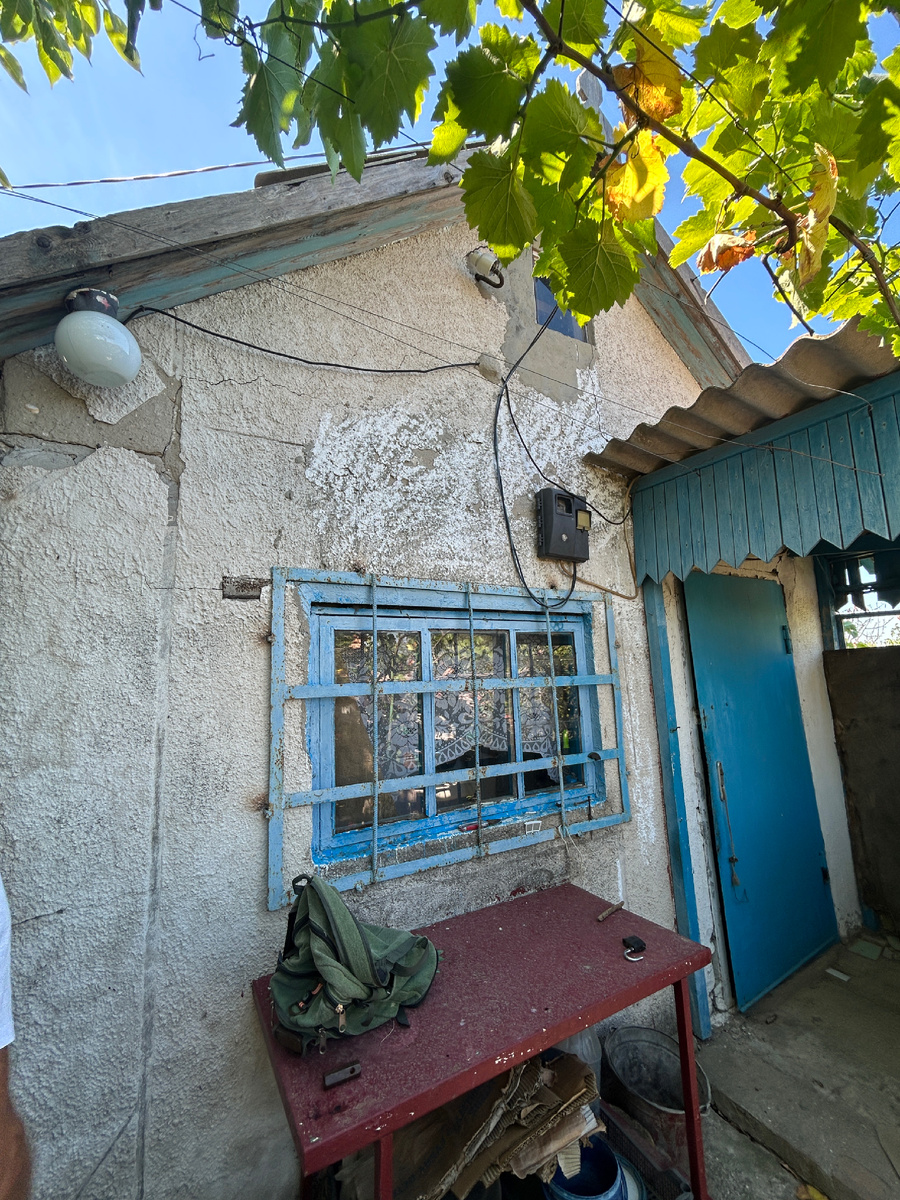 Вот такая потрескавшаяся штукатурка на фасаде. Хочется просто побелить этот домик. Питаю слабость к беленьким южным домикам😌.