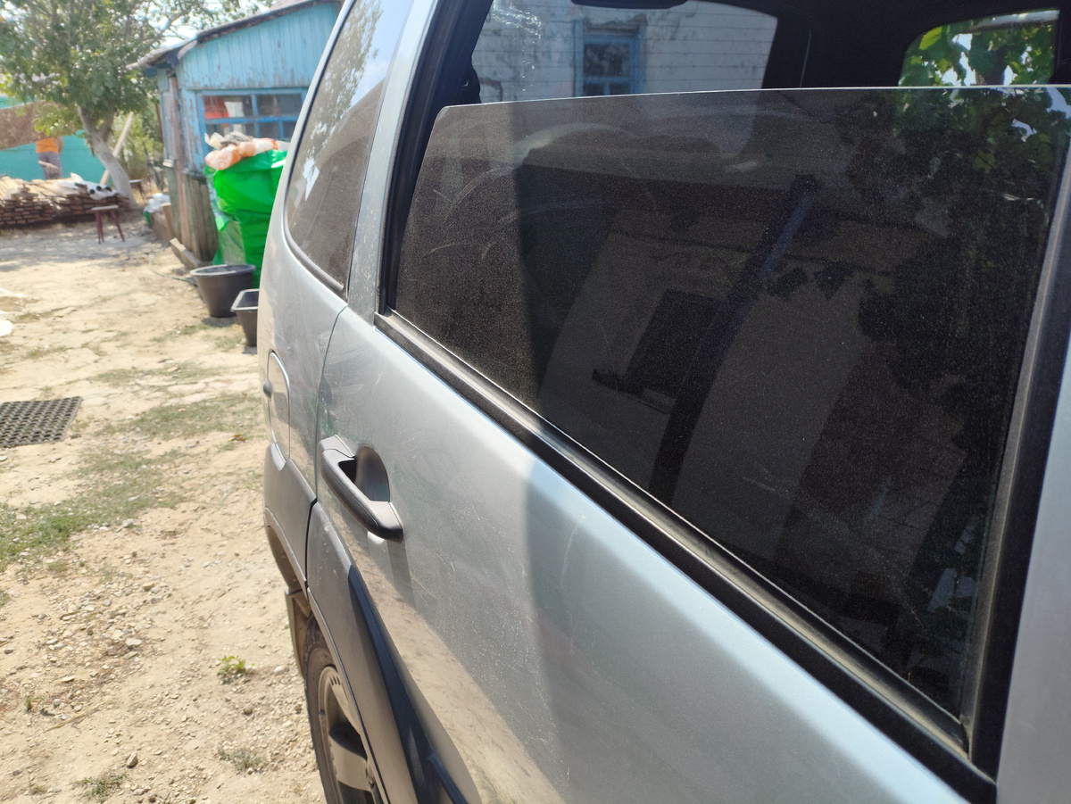 На заднем боковом стекле особенно заметно...