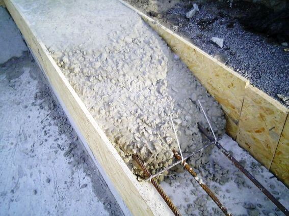 Как можно увидеть - в этом бетоне ржавая арматура, да и сам он невысокого качества из-за большого количества хлора и шлака - это видно невооруженным глазом