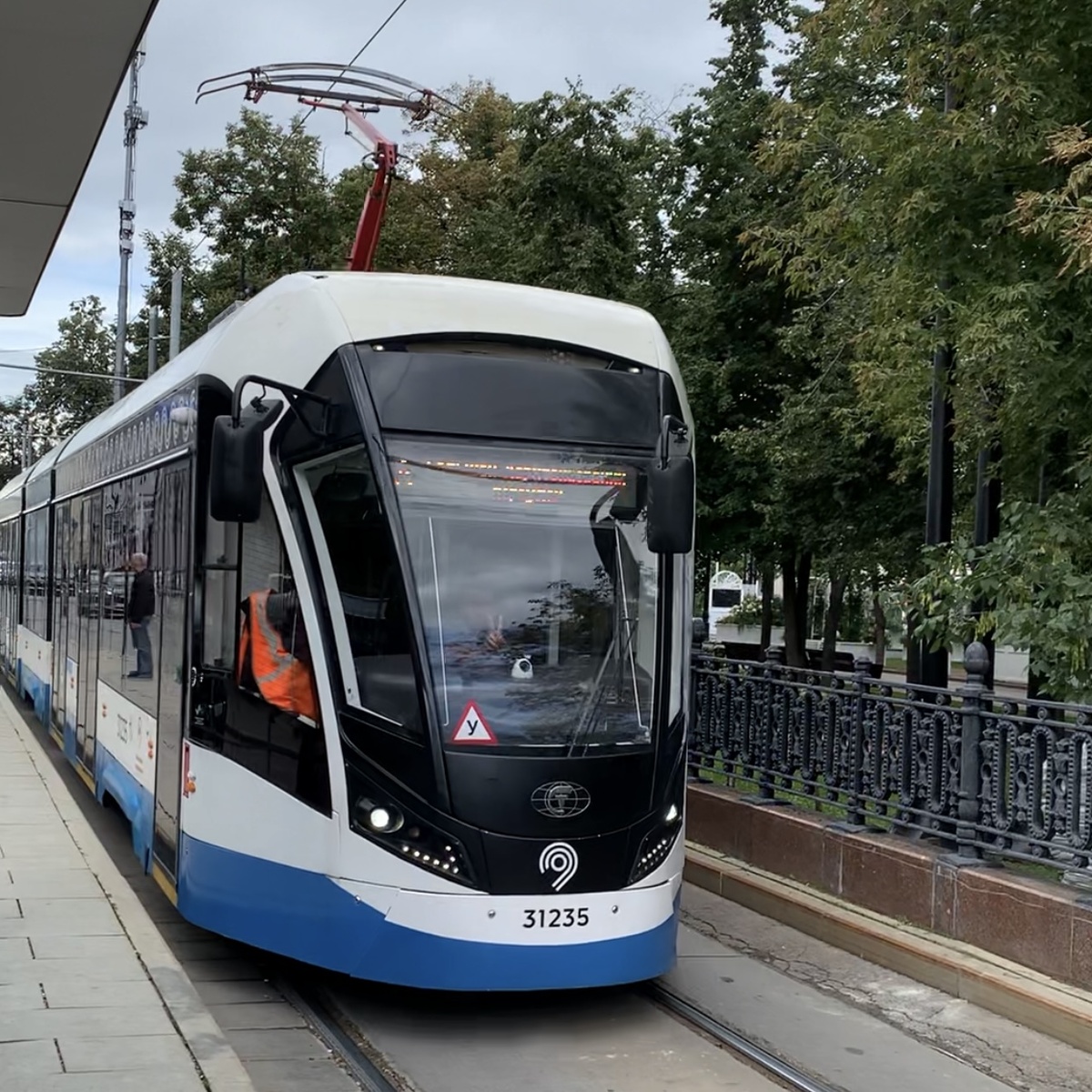 Трамвай А, водитель показывает знак «победа» 