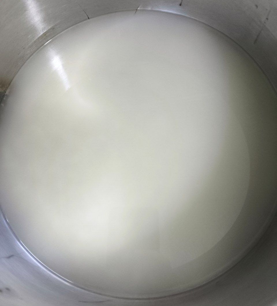 Видите какая мутная вода с рисом. И, да, он не будет слипшимся. Просто соблюдайте четко технологию.