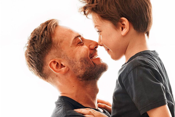 Дмитрий Шепелев с сыном Платоном. Источник: личные соцсети.