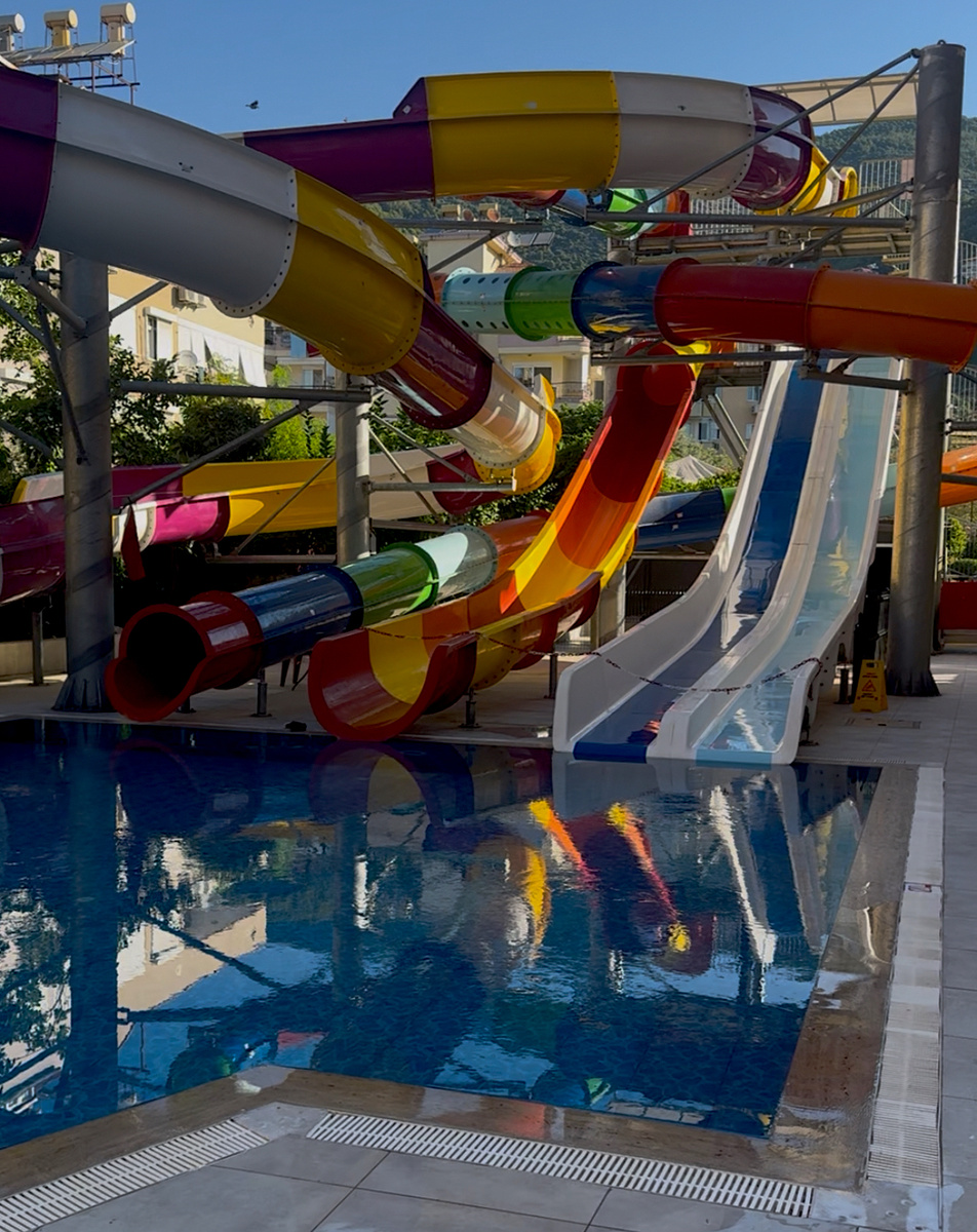Бассейн с горками
