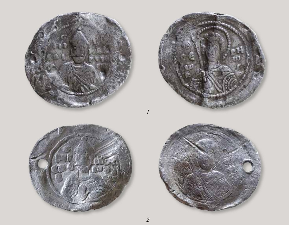 Вислые свинцовые печати Ярослава Владимировича.
Сверху: Новгород Троицкий раскоп, находка 1994 г.
Внизу: Киевская область, находка 2008 г. Новгородский государственный музей-заповедник. Фото: Е.В. Гордюшенков