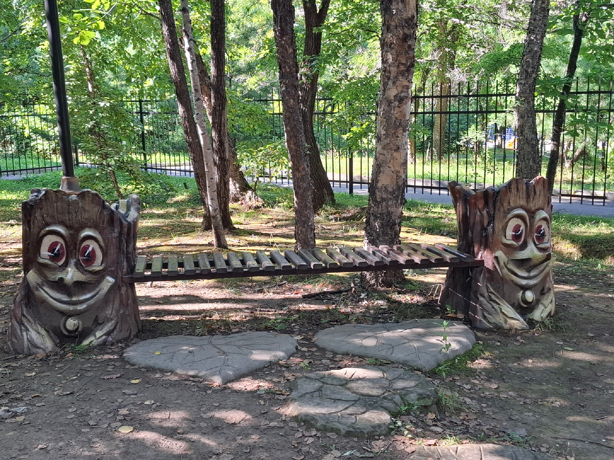 Скамейки с говорящими пнями
